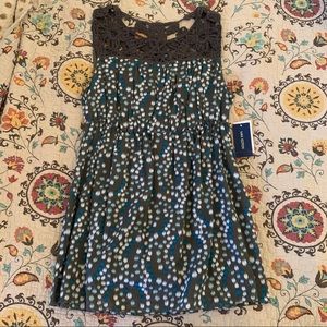 Women’s dressy sleeveless top size M